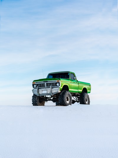 冬季雪地上的绿色越野车